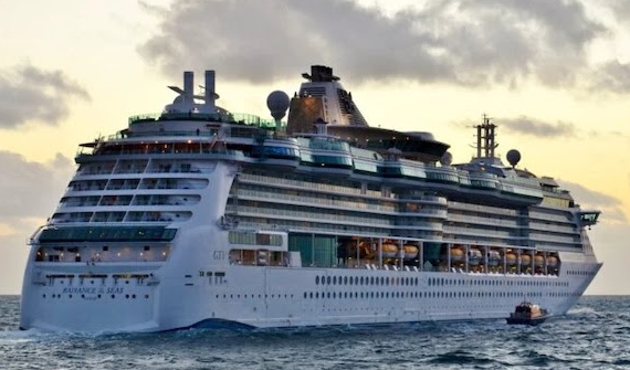 jls09's tweet photo. doesn't it look like this cruise ship has a lil hat on that part in the middle https://t.co/3dkxC7RdKz
