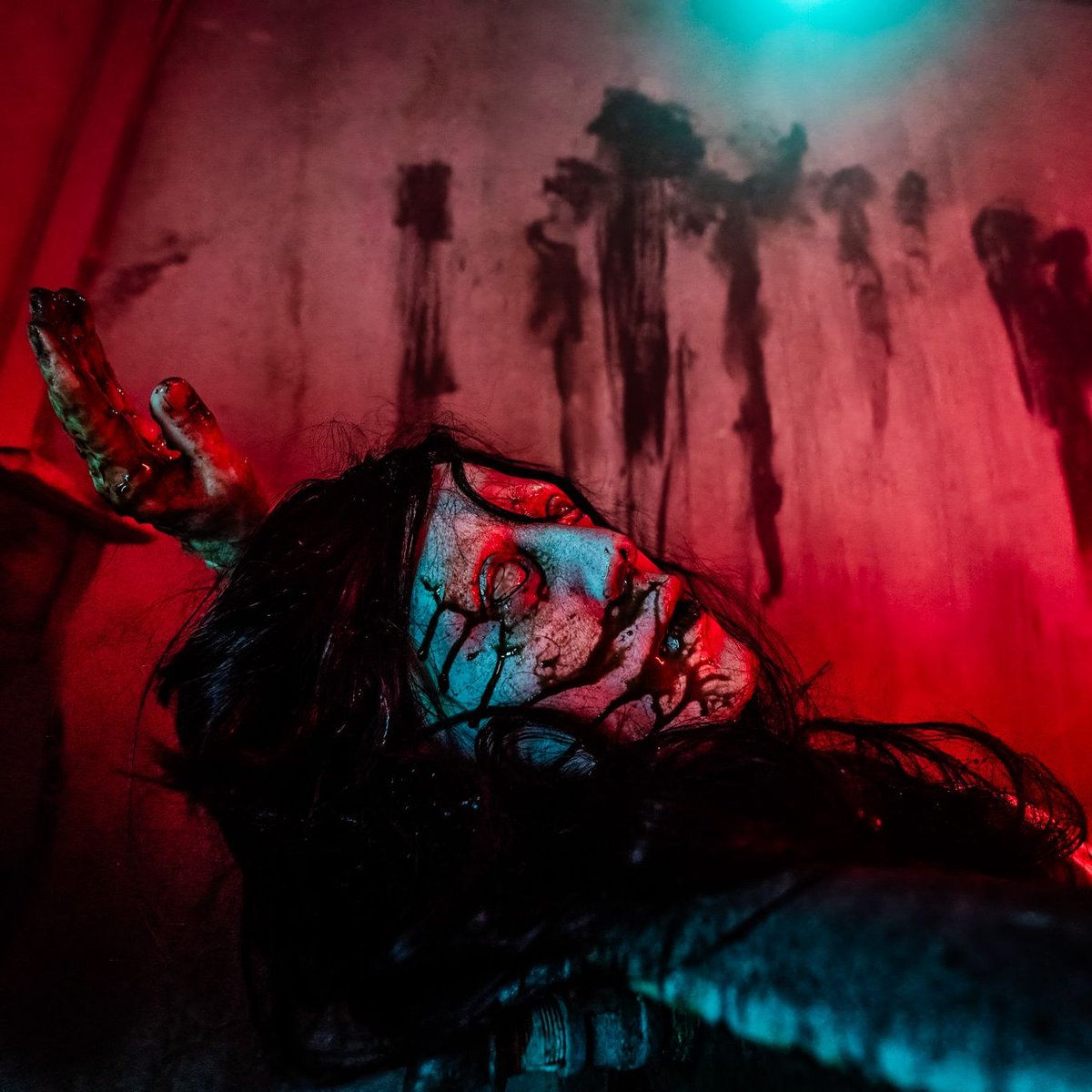 ❤️ Tomorrow night, love turns to terror. Hearts of Horror opens its doors, offering:
Four haunted houses in total darkness.
Over 30 monsters waiting in the shadows.
Fire and slider shows to light up your night.
Complimentary chocolates for every brave soul.