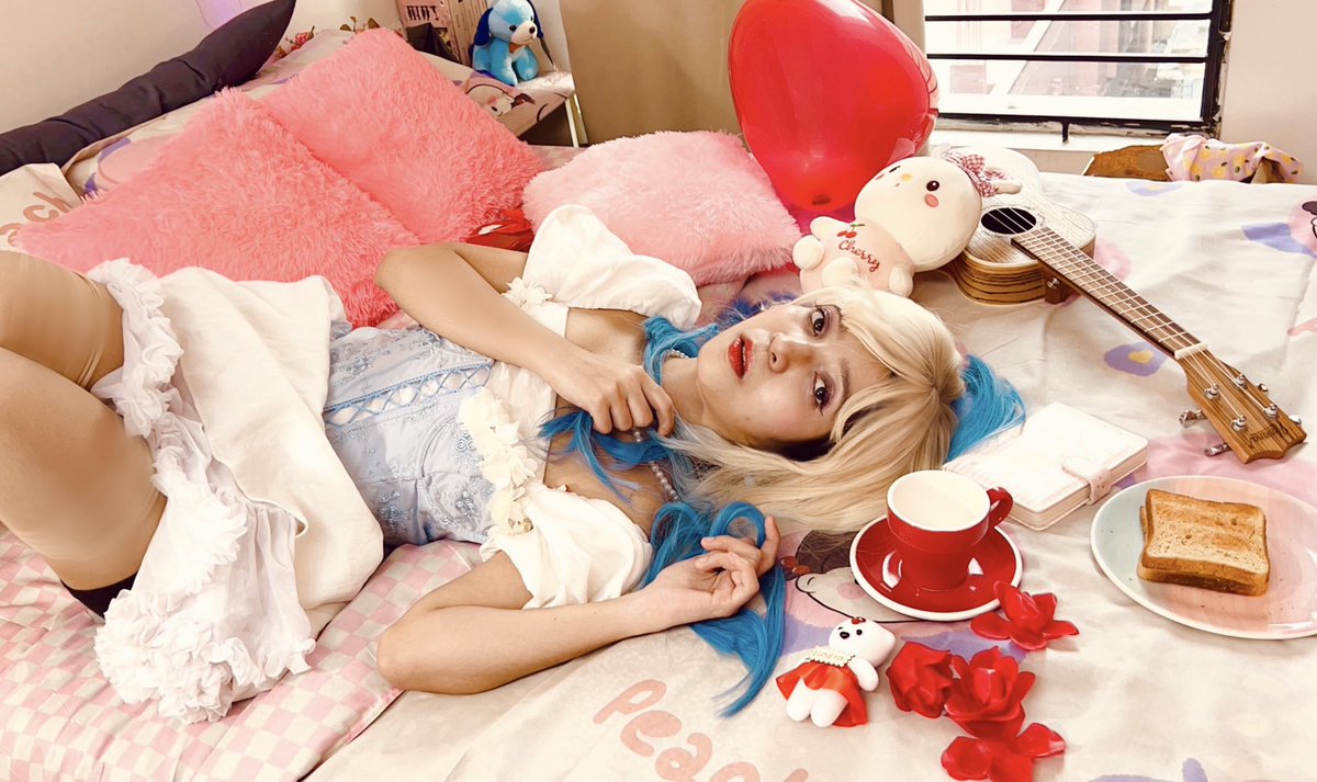Anadaises's tweet photo. Me in #ValentinesDay https://t.co/GufQNDxWBN