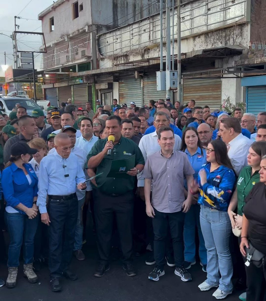 rogeliosuarez's tweet photo. Barrio Buena Vista #11febrero
@manuelrosalesg Gobernador #Zulia (UNT), Adrián Romero Alcalde (e) de #Maracaibo (PJ), Ramón Bracho Alcalde #Baralt (PJ) y Tomás Guanipa (PJ).
A 73 días de #elecciones para gobernaciones, Consejos Legislativos y @Asamblea_Ven.
Cocción a fuego lento https://t.co/0i44MGCYYk
