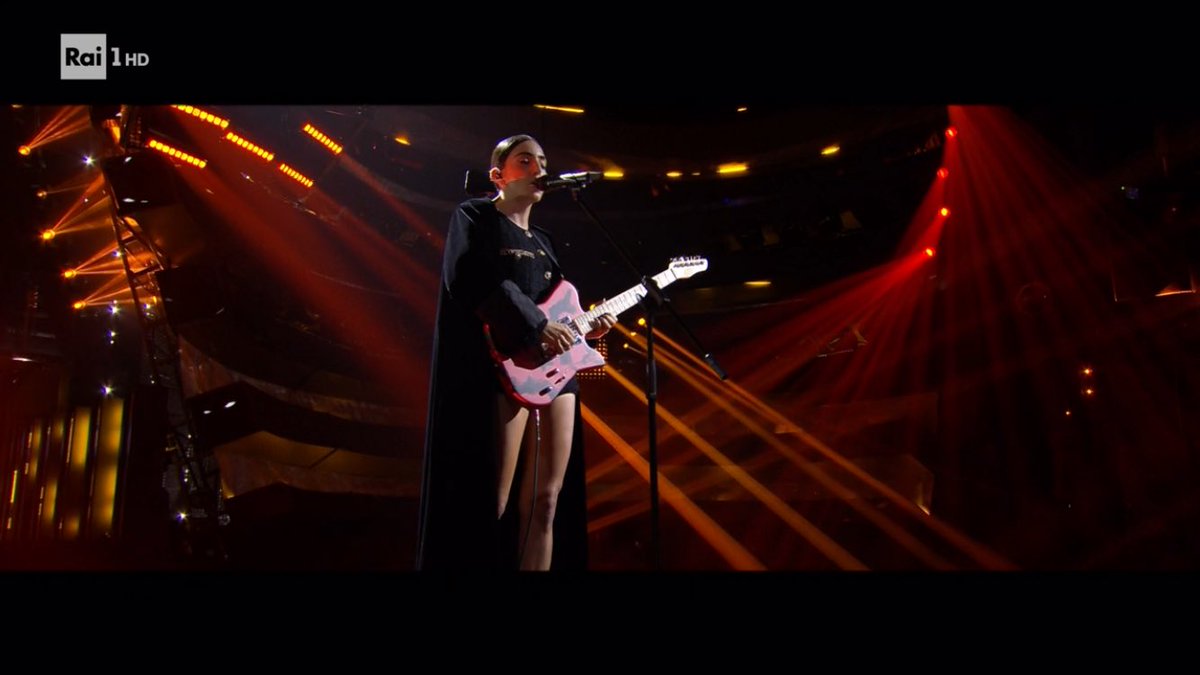 La chitarra in playback ha un che di irresistibili anni ‘90 #Sanremo2025