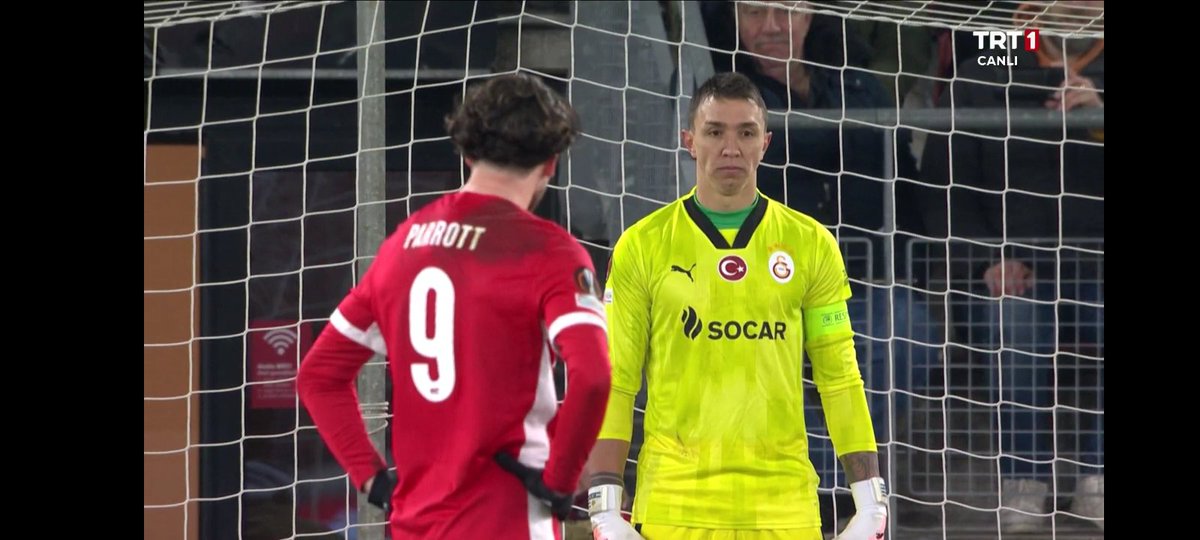 Aliztrk77132524's tweet photo. #Okanburukistifa Muslera " Penaltı olunca ne yapıyoduk" ne oldu . Türkiye ye benzemiyor değil mi... 🤣🤣🤣🤣🤣 https://t.co/D9UG9ipGwI