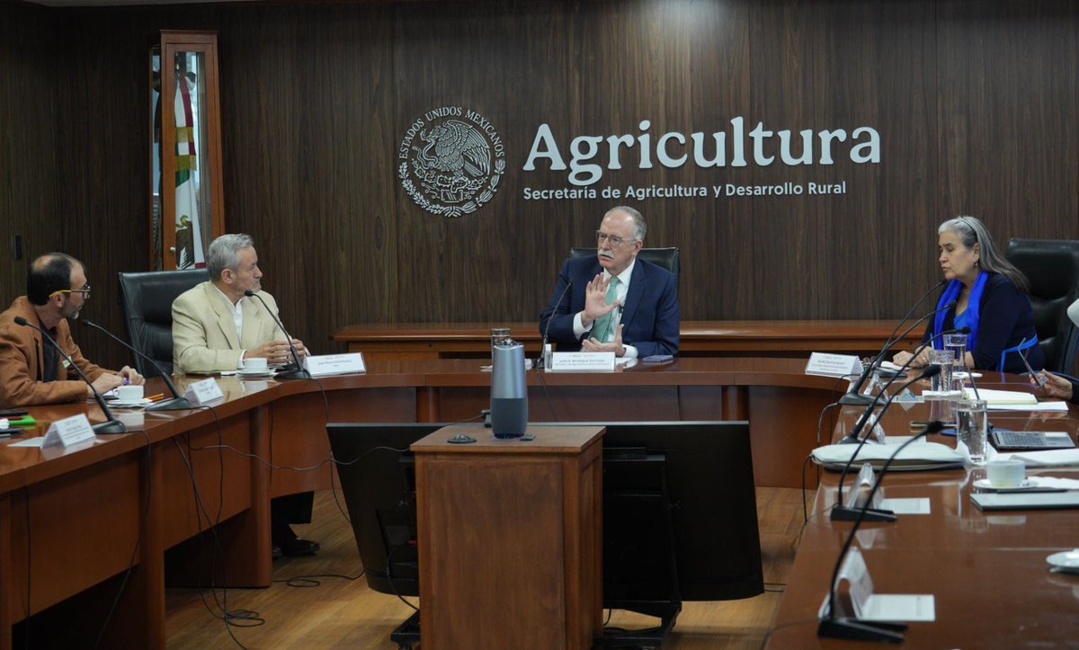 Me reuní con las y los responsables del proyecto sobre los efectos del cambio climático en la nutrición y salud poblacional, del <a href="/inspmx/">INSP México</a>, <a href="/Cornell/">Cornell University</a> y <a href="/CIMMYT/">CIMMYT</a>. La crisis climática afecta la cantidad y la calidad los alimentos. Este proyecto se enfoca en maíz y frijol.