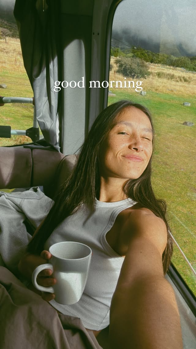 FeliArancegui's tweet photo. me encantaria estar levantándome todos los días en un lugar distinto, roadtrippin en una van. tomarme un cafecito mientras pensamos cual es el plan del día. 
/tmb tener el pleo largo/ https://t.co/CulJL1UXOI