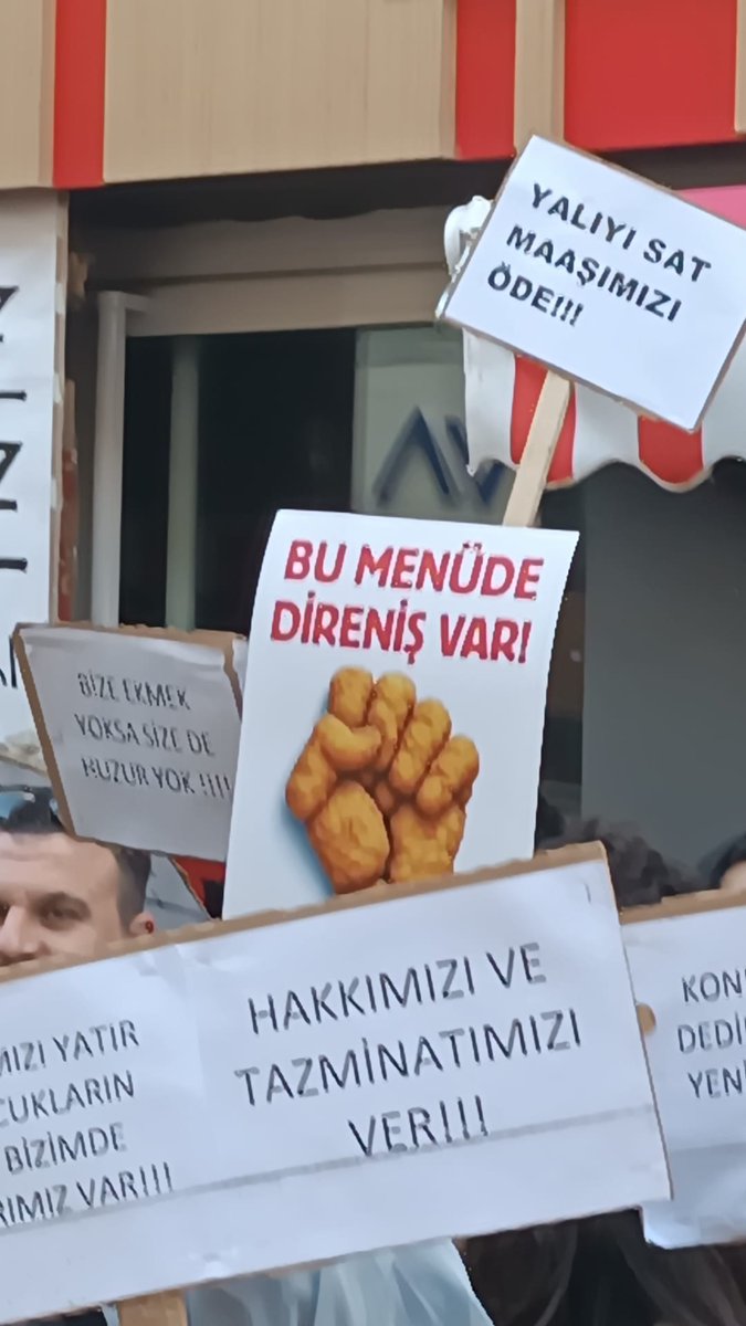 SCelikozer's tweet photo. #DuySesimiziYumBrands
7000 kişi mağdur .
Ya bu insanların sesini duyun ya da tarihe 7000 mağdurun çığlığını duyamanlar olarak geçeceksiniz https://t.co/Voz1k18M4D
