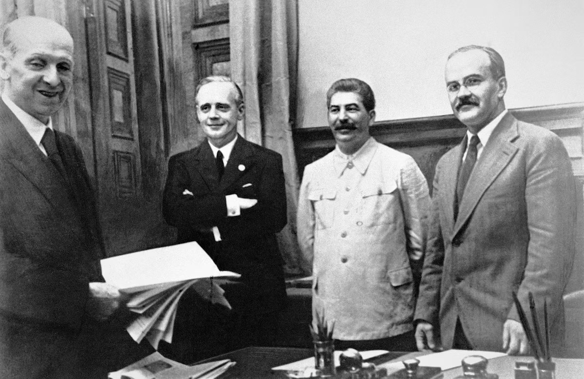 déjà vu? 
Viacheslav Molotov (left) and Joachim von Ribbentrop (right) after the signing of the Treaty of Friendship between the Soviet Union and Germany (28 September 1939). A month before they signed the Molotov-Ribbentrop pact. Photo: фонд ЦГАКФД (Wikimedia Commons / PD).
