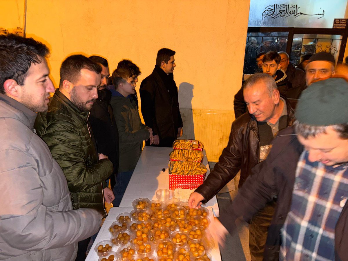 Bugün  Emek Merkez Camii’nde Berat Kandili programımızı gerçekleştirdik. Bu mübarek gecede cemaatimize kandil simidi ve lokma ikramında bulunduk. Rabbim, birlik ve beraberlik içinde nice kandillere erişmeyi nasip etsin. Dualarınız kabul, kandiliniz mübarek olsun. ✨