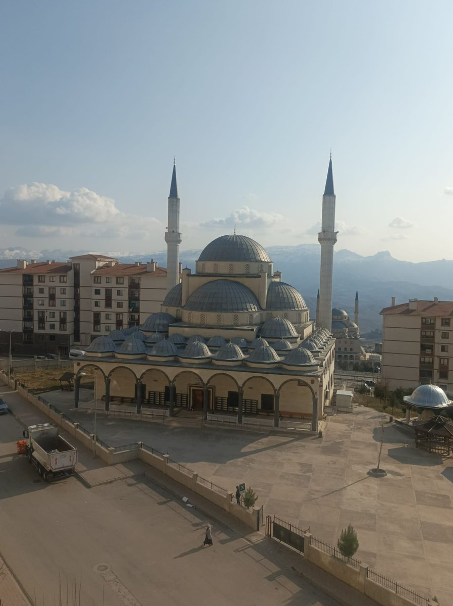 YusufSom1's tweet photo. Gökten ne yağdıda yer kabul etmedi. Toprağa ne ekildi de bitmedi. Bu dünya'ya kim geldi de gitmedi. Hangi dert hangi sıkıntı bitmedi. Allah'ın rahmeti, mağfireti kime yetmedi. Kim Allah dedi de O yetişmedi.
Hayırlı Cumalar
#Cuma https://t.co/TbWhylkQMW