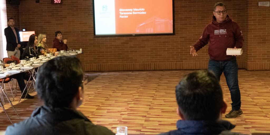 gtarazona1's tweet photo. Hoy participamos activamente de la jornada de inducción de nuestros nuevos docentes de la planta @udistrital. 

En  este ejercicio tan importante, les presentamos los lineamientos institucionales y las metas que tenemos como comunidad académica hacia el futuro. 

También, expusimos los servicios transversales que atienden las necesidades y aseguran escenarios idóneos para el desarrollo de nuestro propósito institucional que tenemos como la Universidad Pública de Bogotá.
