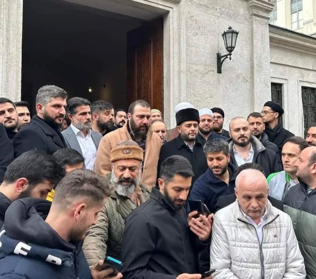 Memleketimizde herhangi bir müslümanın sesi gür çıksa Kemalizm tarafından hedef tahtasına konuluyor ve akla hayale gelmedik bir kara propaganda başlatarak o kişiyi sindirmeye çalışıyorlar , ben şahsen Halil Hocayı tanırım. 
Sert kayaya çarptılar altında kalacaklar ...

Osmanoğlu