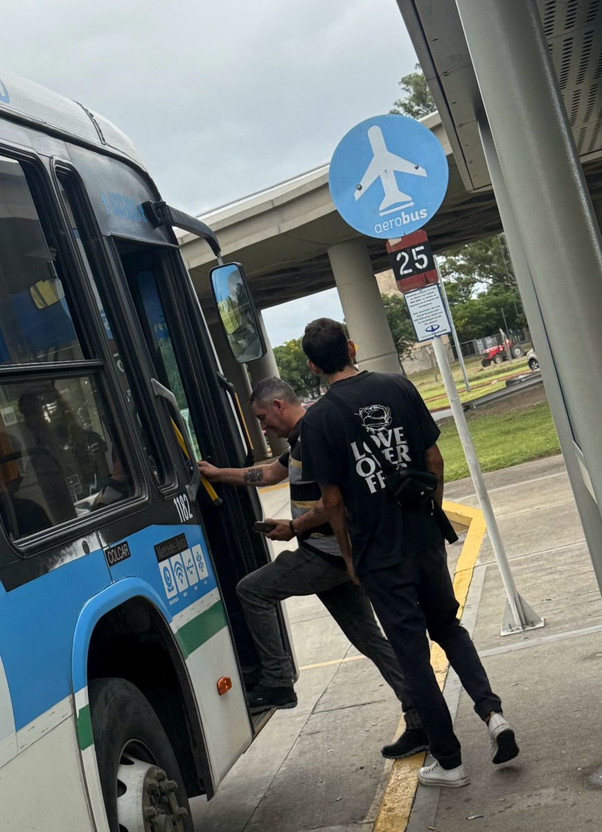 🎸🔥 ¡Rumbo al Cosquín Rock! Junto a <a href="/marcerodio/">Marcelo Rodio</a>, la Secretaría de Transporte y la Agencia Córdoba Turismo, volvemos a facilitar el traslado desde el aeropuerto hasta el festival, asegurando un viaje rápido y seguro. 🚌🎶 ¡Todo listo para disfrutar de uno de los grandes