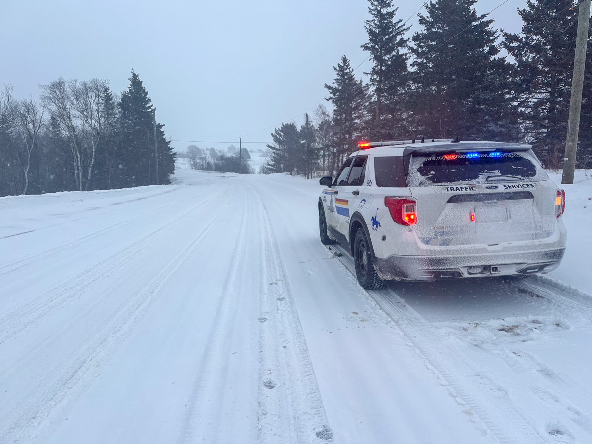 RCMPPEI's tweet photo. Lots of snow expected over the next few hours,  exercise caution on the roads, especially in western end of the Island. Conditions can deteriorate rapidly. Your safety is our top priority, so take it slow, turn your headlights on and drive carefully." Cst. Parsons
#Snowmeansslow https://t.co/MIfpvQz8TQ
