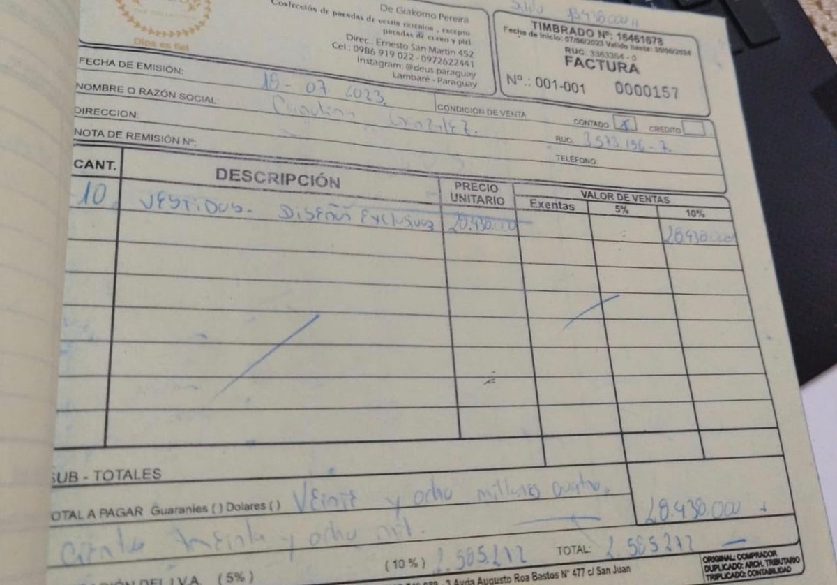 CONCEJALA ACUSADA DE LAVADO COMPRO VESTIDO POR G. 28 MILLONES 
La concejala de Lambaré, Carolina González quiso deslumbrar en la asunción de Santi Peña como pdte de la República, y pagó nada menos que G. 28.438.000 por un diseño exclusivo de la tienda DEUS de Giacomo Pereira 🧵