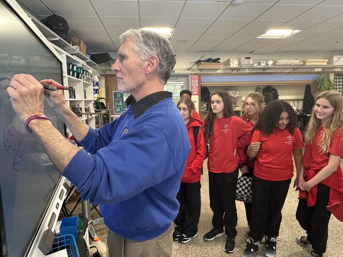 GuyonNicole's tweet image. When a cartoonist visits the Vets Club @Community_Prep