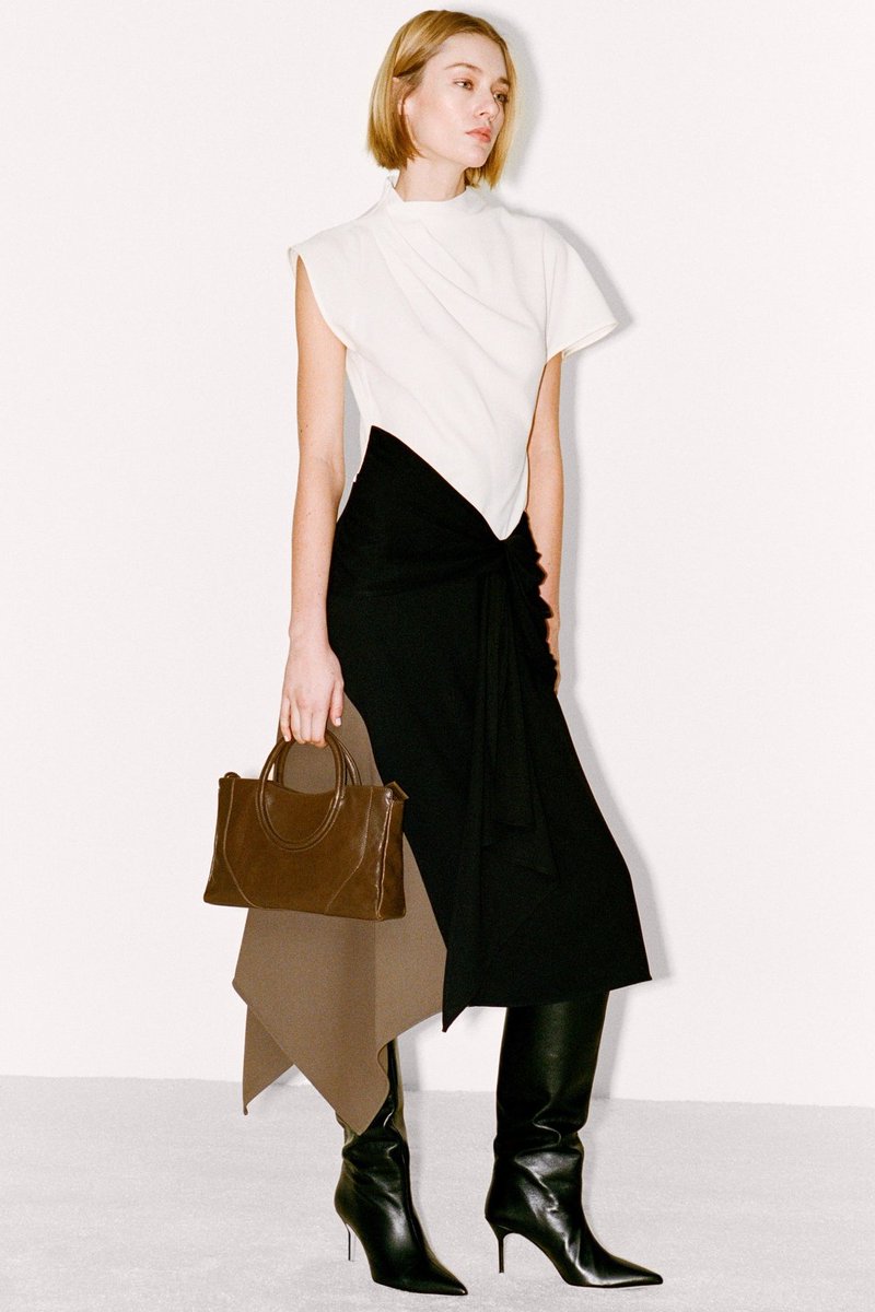 kendam_com's tweet image. Staud Fall Winter 2025-2026 collection lookbook presented at New York Fashion Week FW25 kendam.com/news/lookbooks…

#Staud #FW25 #AW25 #Lookbooks #NYFW #FashionWeek #Kendam