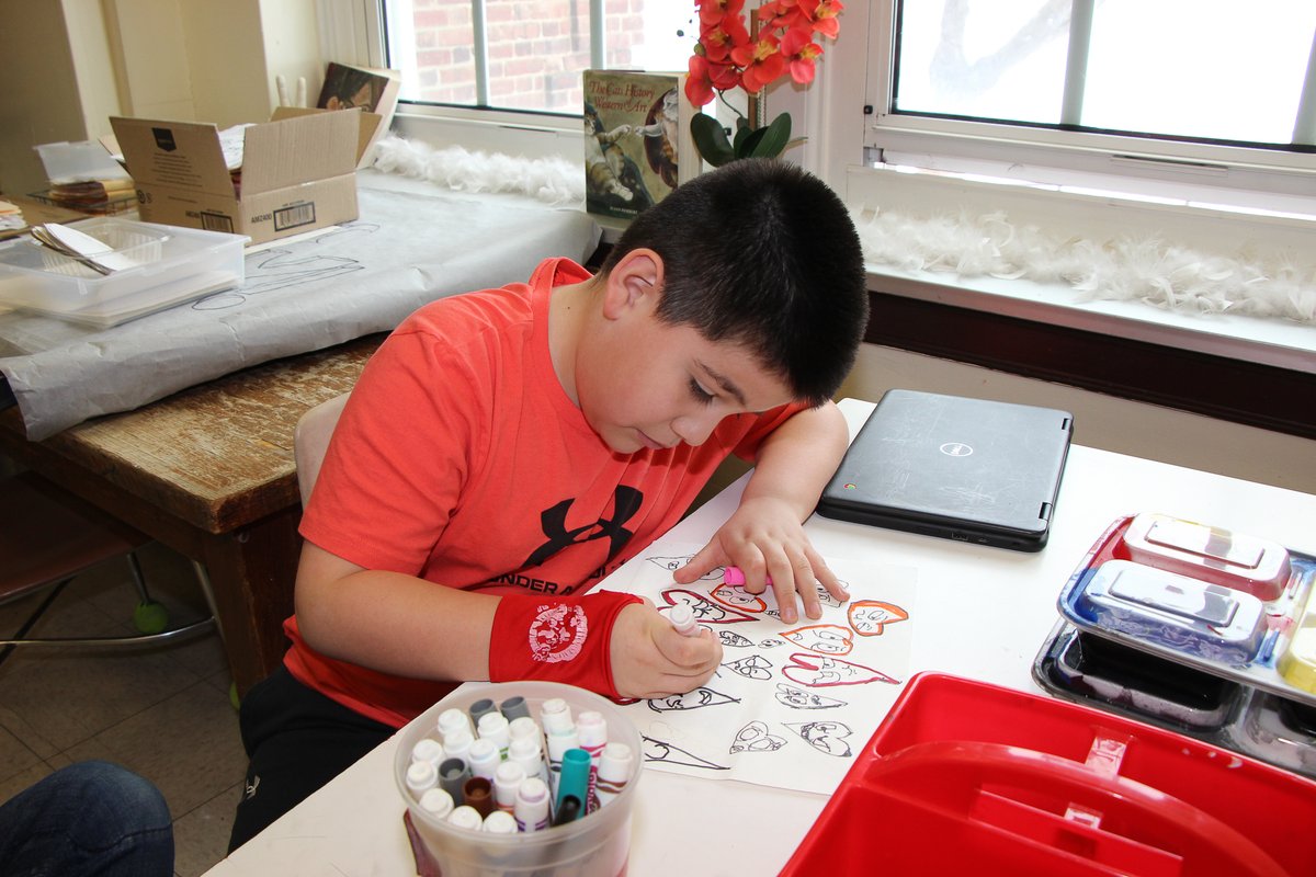 💖✨ Our students are showing kindness and creativity by making heartfelt arts and crafts projects. 💕🎨❤️