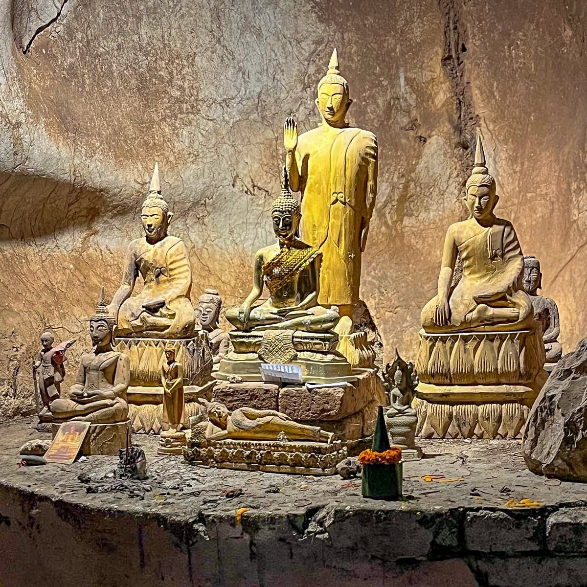 🇹🇭 / 🇱🇦 Voyage : Thaïlande / Laos 
🛕✨ Exploration des grottes de Pak Ou, sanctuaire bouddhiste niché dans une falaise surplombant le Mékong. Des milliers de statues de Bouddha, une atmosphère mystique… Un site fascinant du Laos !  #PakOu #Laos #Mékong