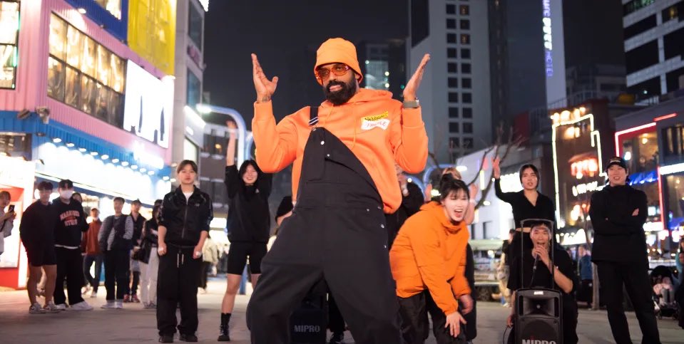 7bonobonoya7's tweet photo. Romesh and Rob dancing to Go Go by @BTS_twt in the middle of Hongdae wasn’t in my Thursday night TV catch up bingo card!
Fair play to you both @robbeckettcomic & @RomeshRang!
#RobRomVs https://t.co/S4qIfdF0rD