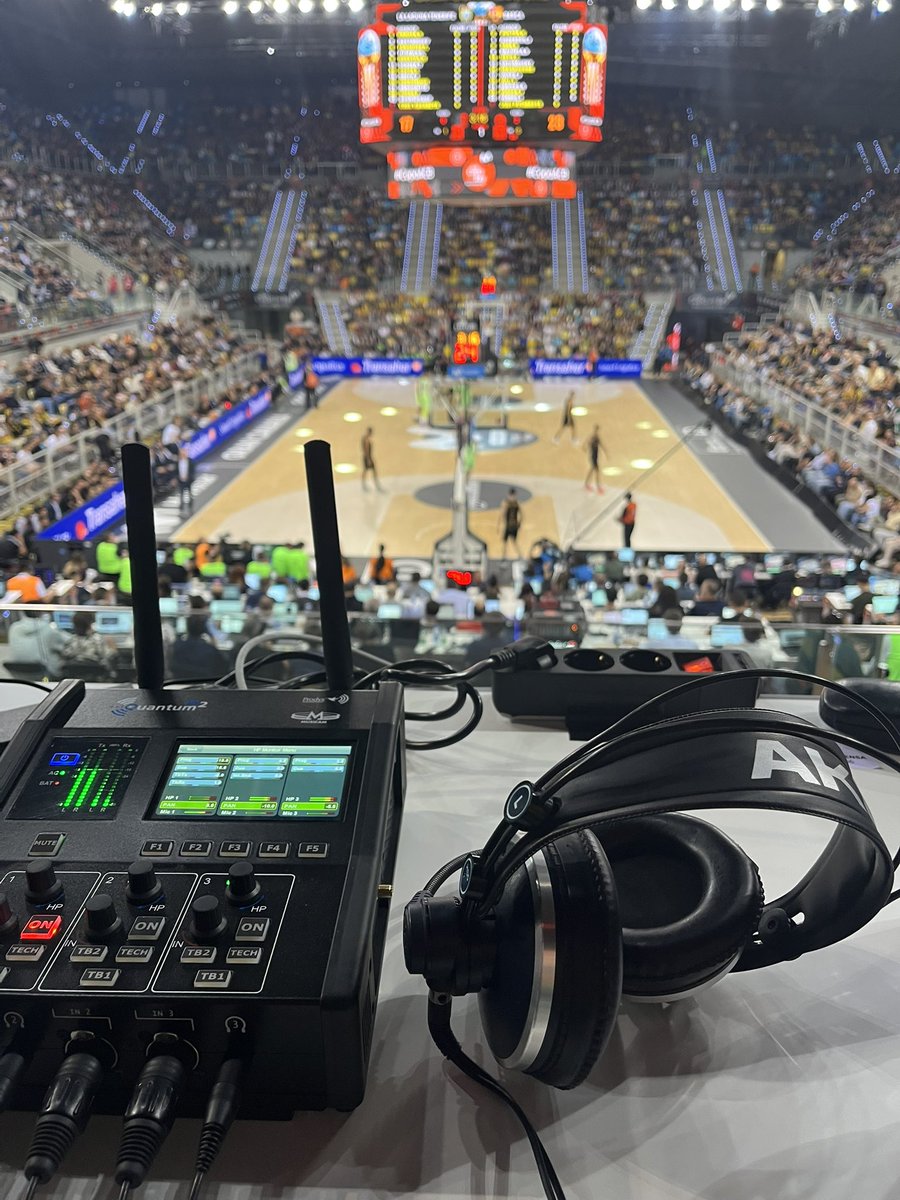 Leonorspain's tweet photo. Nuevas experiencias 🎤📻  #CopaACB https://t.co/GEfyi13aAH