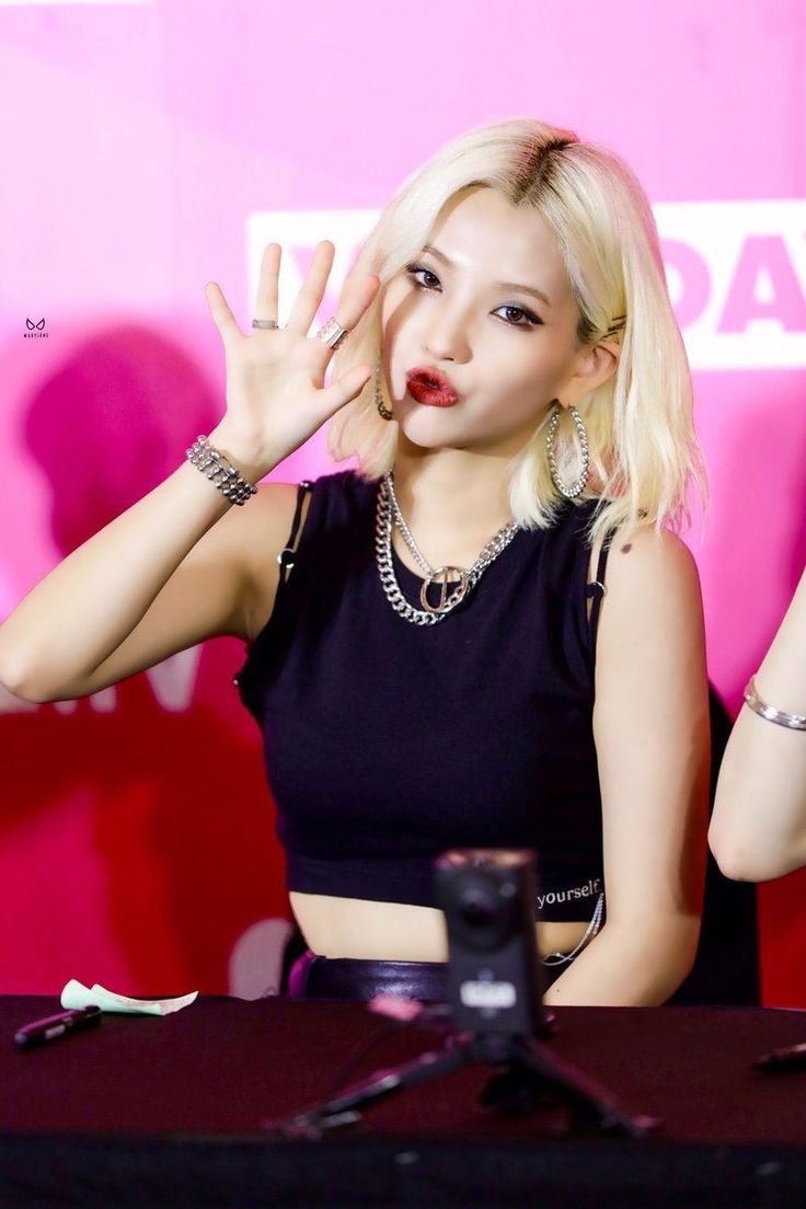 soyeons_bread's tweet photo. loud and right... #SOYEON best blonde https://t.co/GLcQlKkKU0