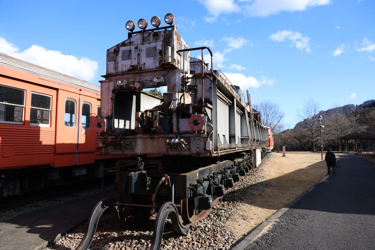 見た者を驚愕させる巨大な怪物 操重車ソ300です。鉄道クレーン車とも
