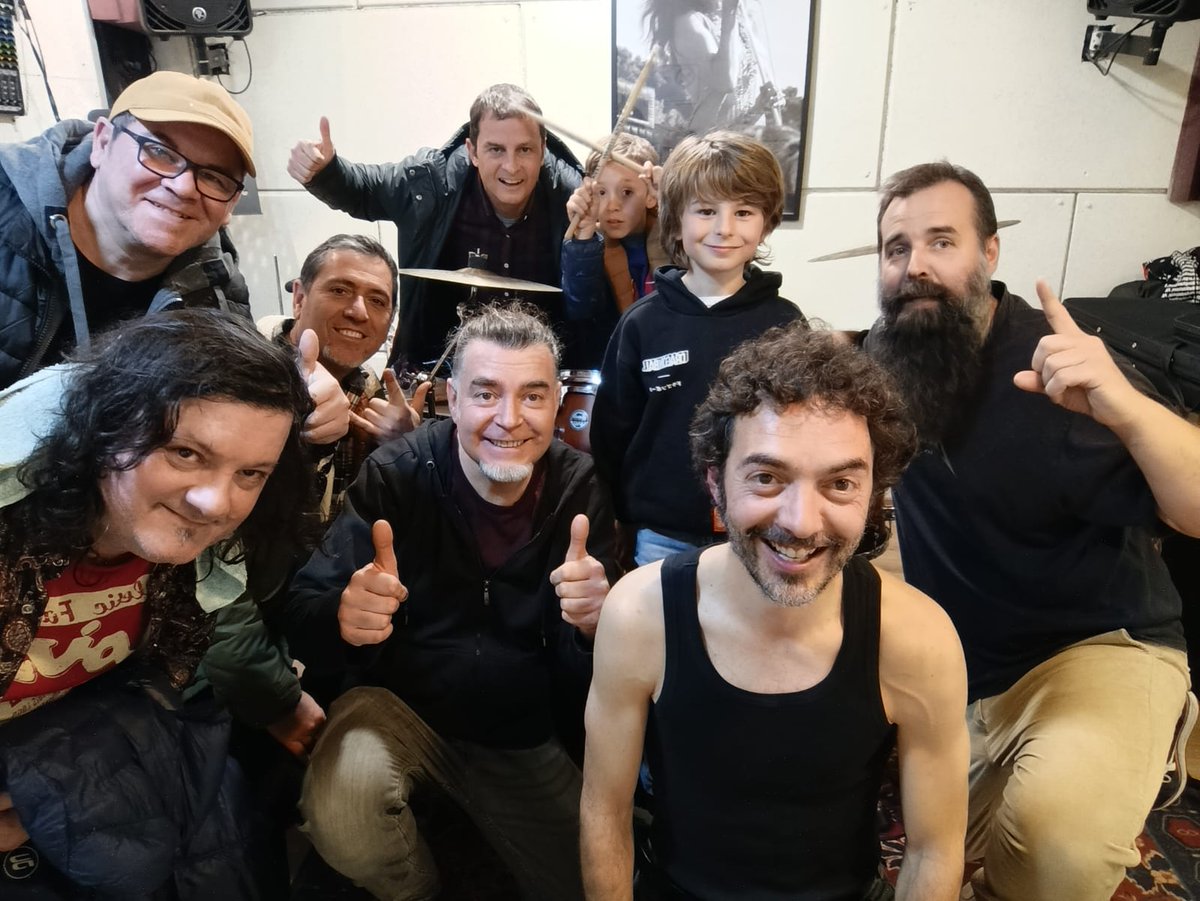 A l'últim assaig vam rebre la visita del guanyador del concurs del ROCK-ÒDROM i altres acompanyants, que es van emportar el CD de Universalitat🤘🥁🎸