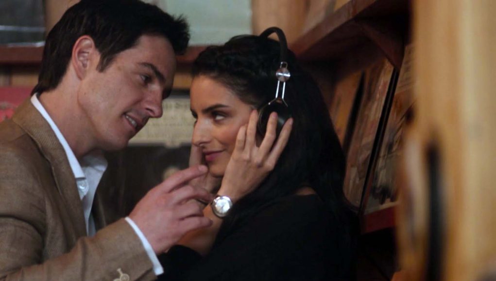 Videocine's tweet photo. Exponer infieles suena muy divertido, hasta que el amor cambia totalmente tus planes. Echemos chismecito de #ALaMala, mi recomendación de hoy en @NetflixLAT ☕❤️🔥 https://t.co/9d35ljsVz7