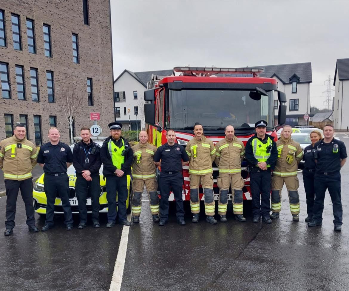 FirePerth's tweet image. ROAD SAFETY AWARENESS 🚗

White Watch teamed up with @SFRS_PKAD_CAT &amp;amp; @PoliceScotland at @BerthaParkHigh using VR to show the dangers of careless driving 🚙

Students also learned how we respond, the equipment we use &amp;amp; the critical decisions we make. 🚒

#RoadSafety #Teamwork
