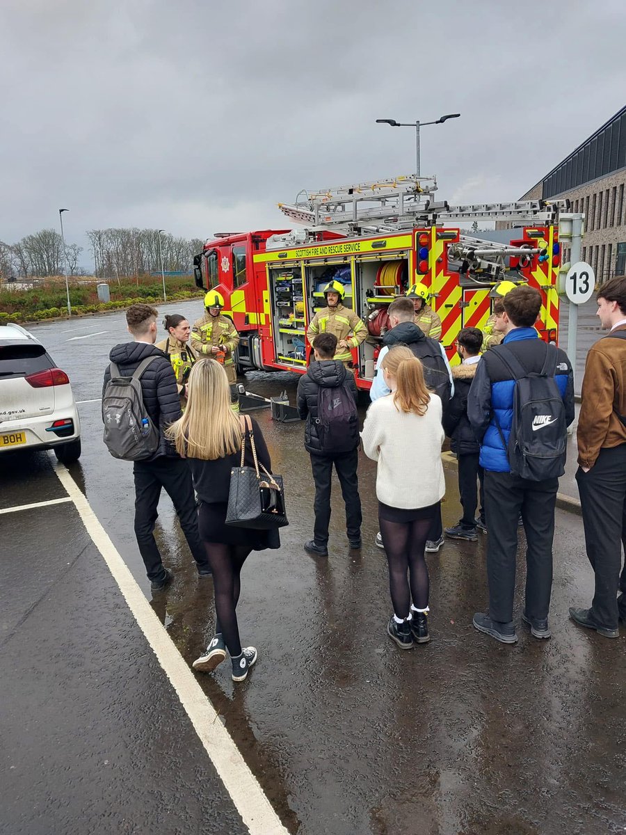 FirePerth's tweet image. ROAD SAFETY AWARENESS 🚗

White Watch teamed up with @SFRS_PKAD_CAT &amp;amp; @PoliceScotland at @BerthaParkHigh using VR to show the dangers of careless driving 🚙

Students also learned how we respond, the equipment we use &amp;amp; the critical decisions we make. 🚒

#RoadSafety #Teamwork