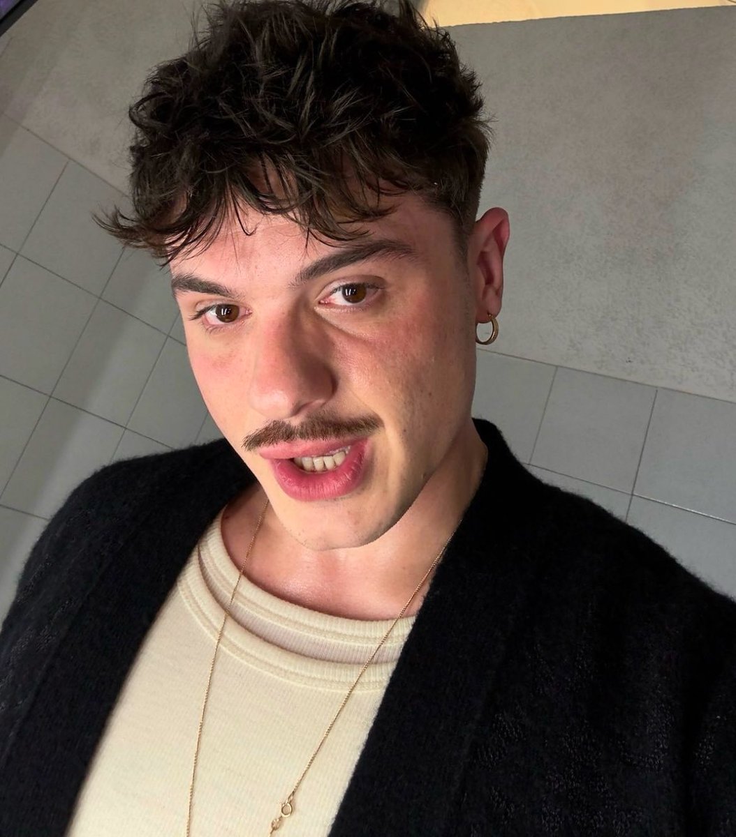 kadkhail's tweet photo. L’Italia è un paese semplice,
C’è chi impazzisce per la ‘R’ moscia di Olly e chi non la sopporta proprio

#Sanremo2025 https://t.co/CVyGnti6Nz