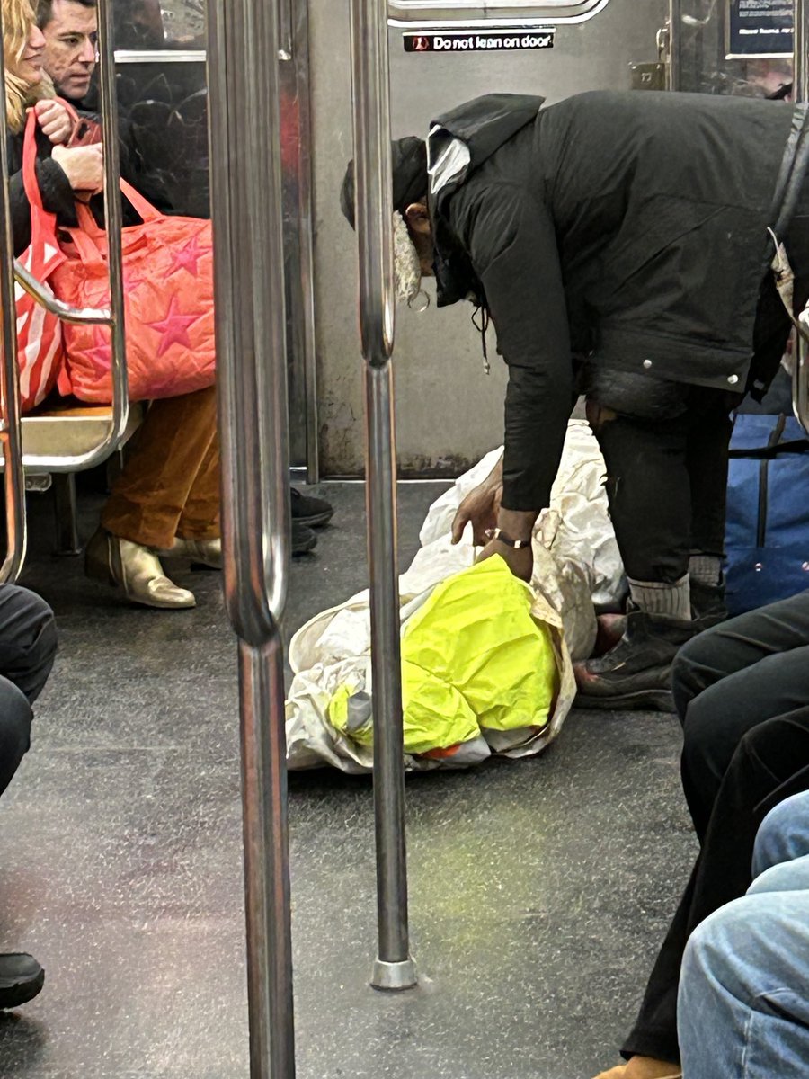 First time I’ve seen a body bag on the #NYsubway. 
⁦<a href="/SubwayCreatures/">Rick</a>⁩