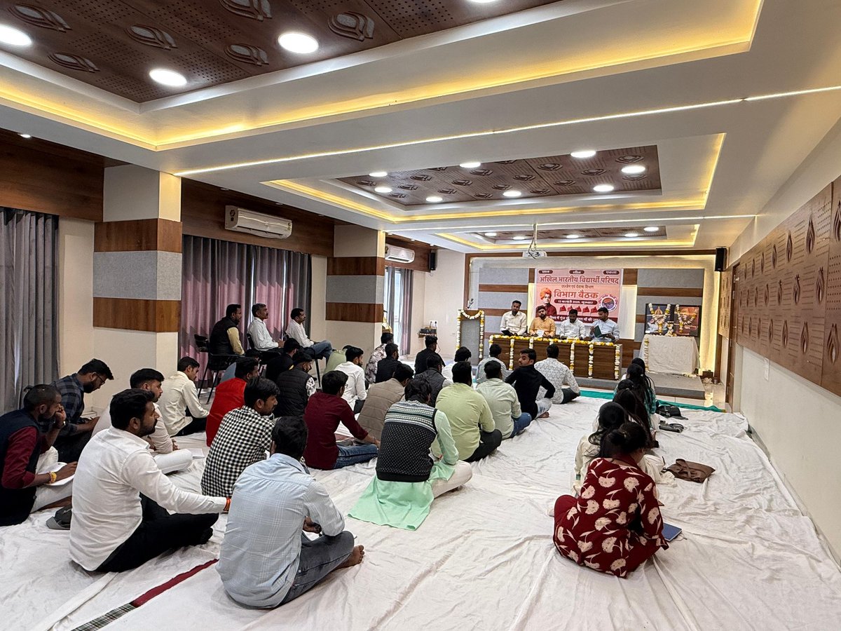 केंद्रीय प्रवास के निमित्त आज उज्जैन व देवास विभाग की विभाग बैठक विधिवत दीप प्रज्वलित कर दो सत्रों में संपन्न हुईं एवं उज्जैन महानगर कार्यकारिणी बैठक भी संपन्न हुई। जिसमें मुख्य रूप से दक्षिण मध्यक्षेत्र के क्षेत्रीय संगठन मंत्री श्री शिवकुमार चिरिगे जी उपस्थित रहें।
#abvpmalwa