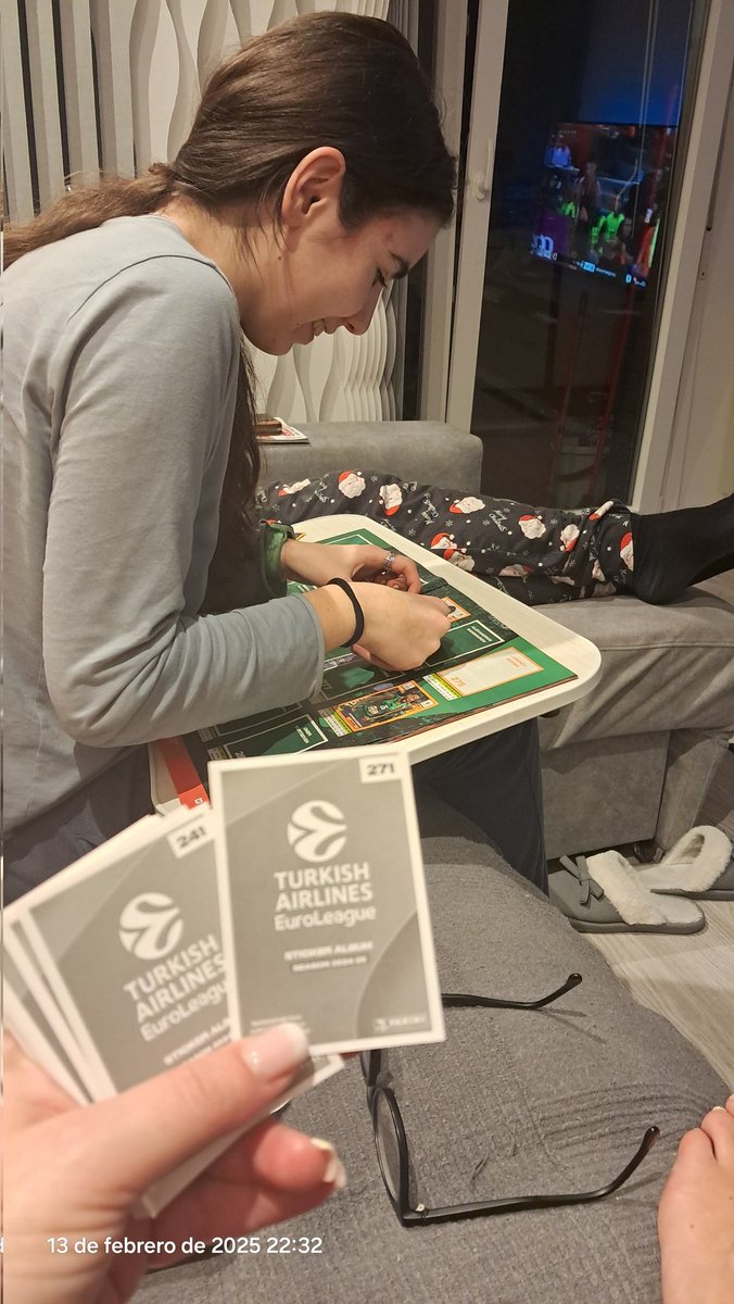 Y ella feliz con su regalo de cumple,