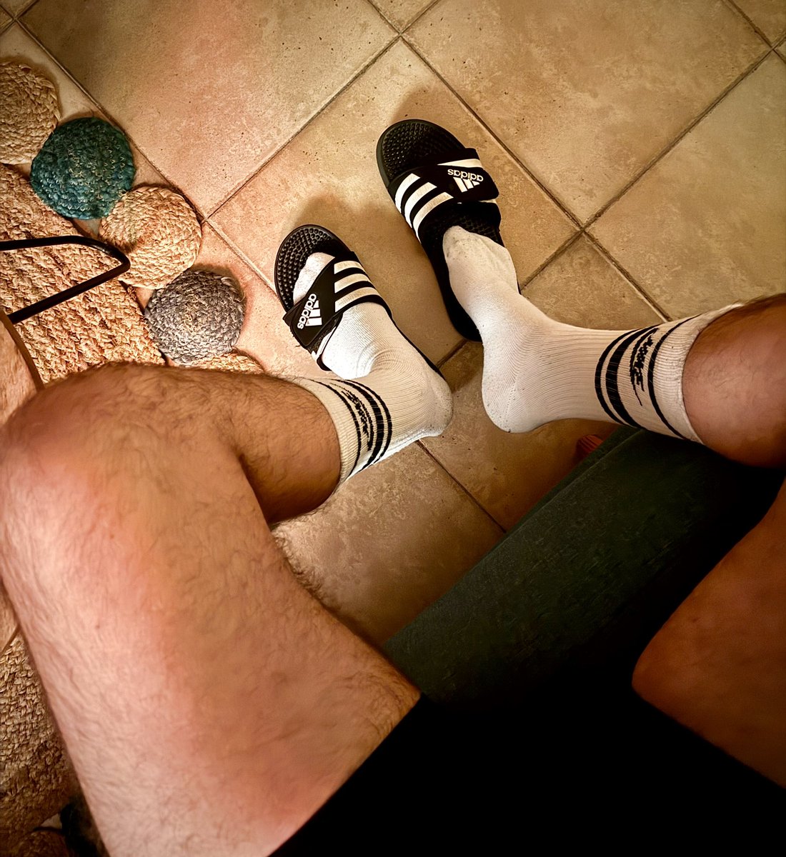 Get on your Knees and come have a sniff

What do you smell first 🧦 or 🩳 ?

Viens sniffer et après tu pourras lécher 🍆

#gaykinky #kiffeur #cho7 #socks #gayfetish #gayscally #sk8terboy #whitesocks #gayfeet