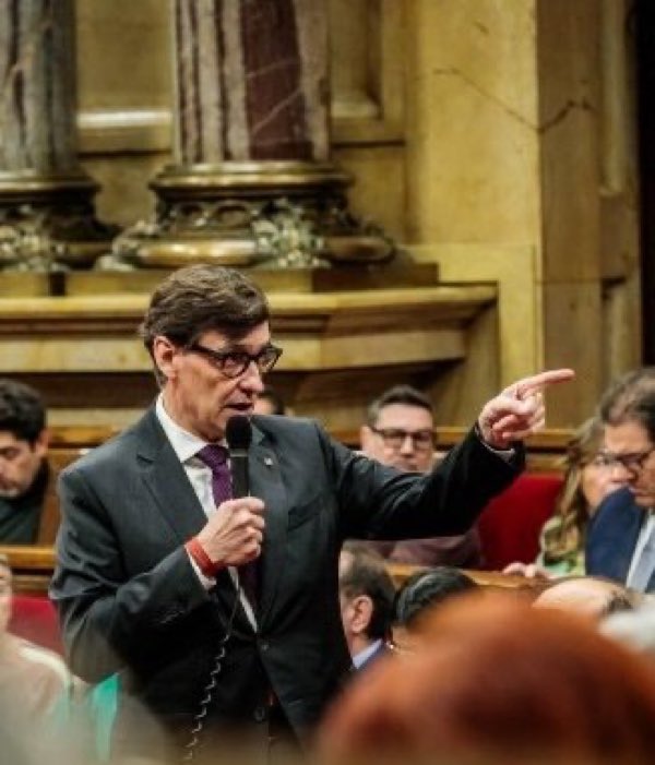 És indigne que el President de la Generalitat es passi els dies, sessió rere sessió, amenaçant la diputada Sílvia Orriols dins el Parlament; tant depravat com que el President del Parlament, passiu i submís, li permeti de fer-ho.

Vergonya és poc!