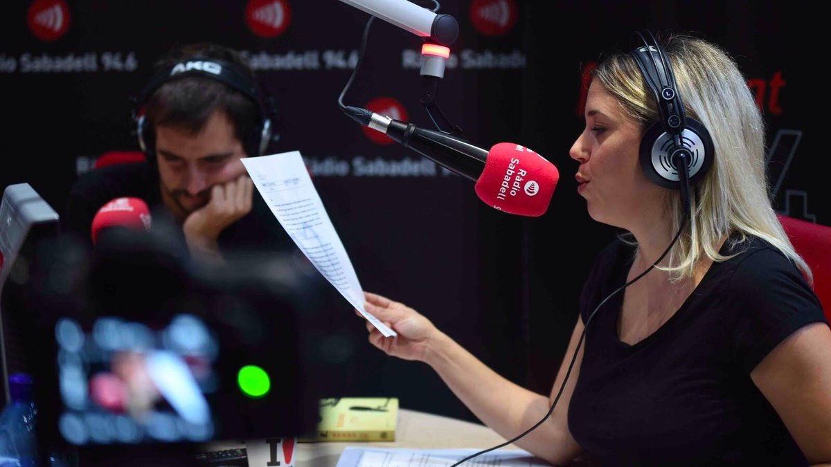 Raquelpetita's tweet photo. La ràdio connecta i inspira. He tingut la sort de viure-la des de dins, dirigint #Almatí  8 anys i compartint moments inoblidables amb gent increïble! Ara he tornat a la tele, però... Visca, sempre, la ràdio! 
Feliç #DiaMundialDeLaRàdio a tots els qui la fan i la gaudeixen! https://t.co/dgX1Z6pT3w