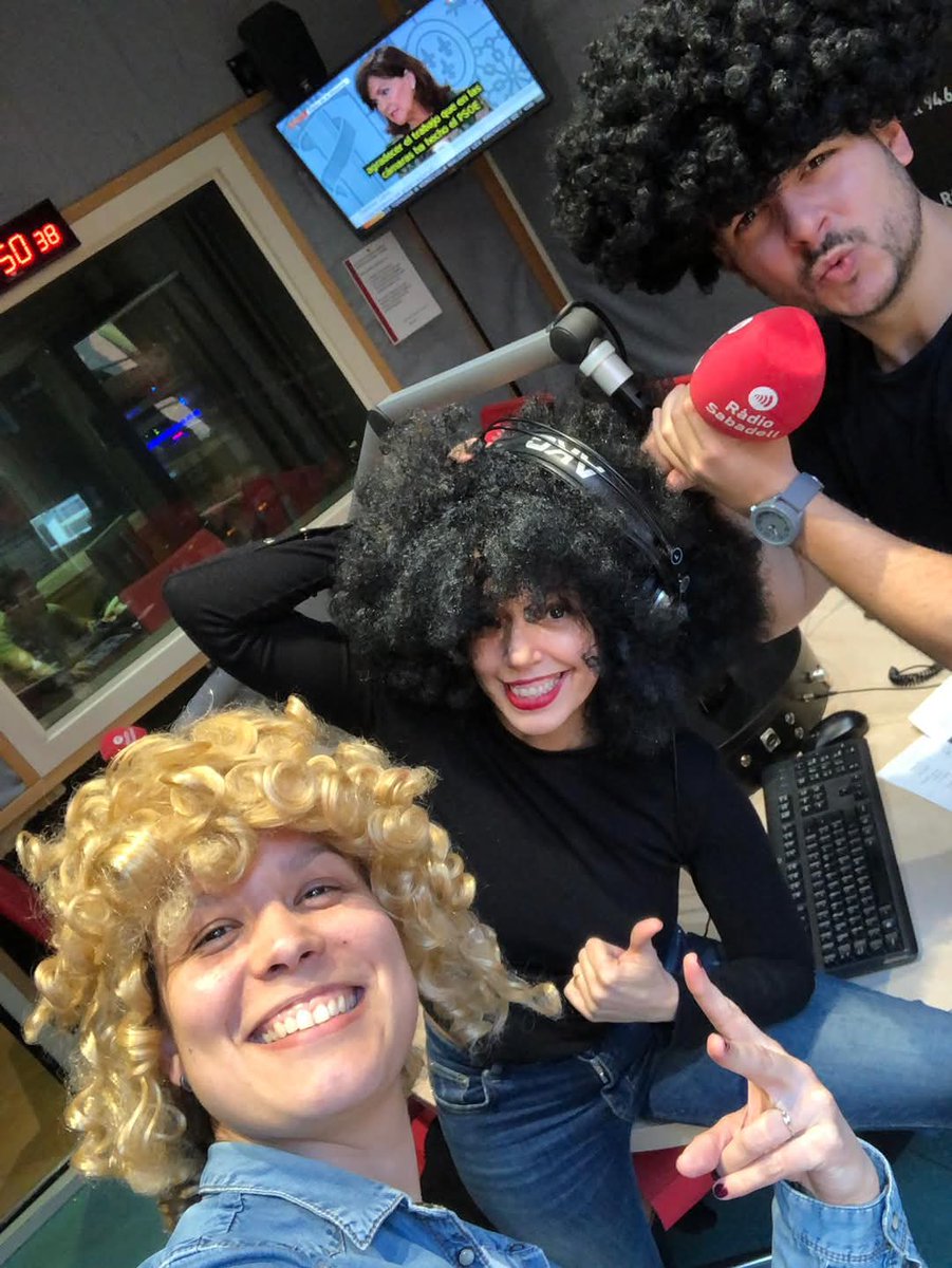 Raquelpetita's tweet photo. La ràdio connecta i inspira. He tingut la sort de viure-la des de dins, dirigint #Almatí  8 anys i compartint moments inoblidables amb gent increïble! Ara he tornat a la tele, però... Visca, sempre, la ràdio! 
Feliç #DiaMundialDeLaRàdio a tots els qui la fan i la gaudeixen! https://t.co/dgX1Z6pT3w