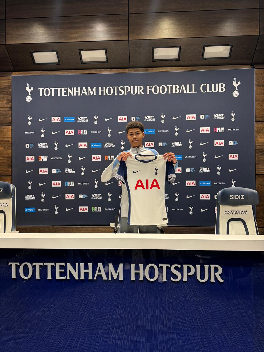 OffiahPhoenix's tweet image. 2025 … happy to have signed 🙌✍️✍️