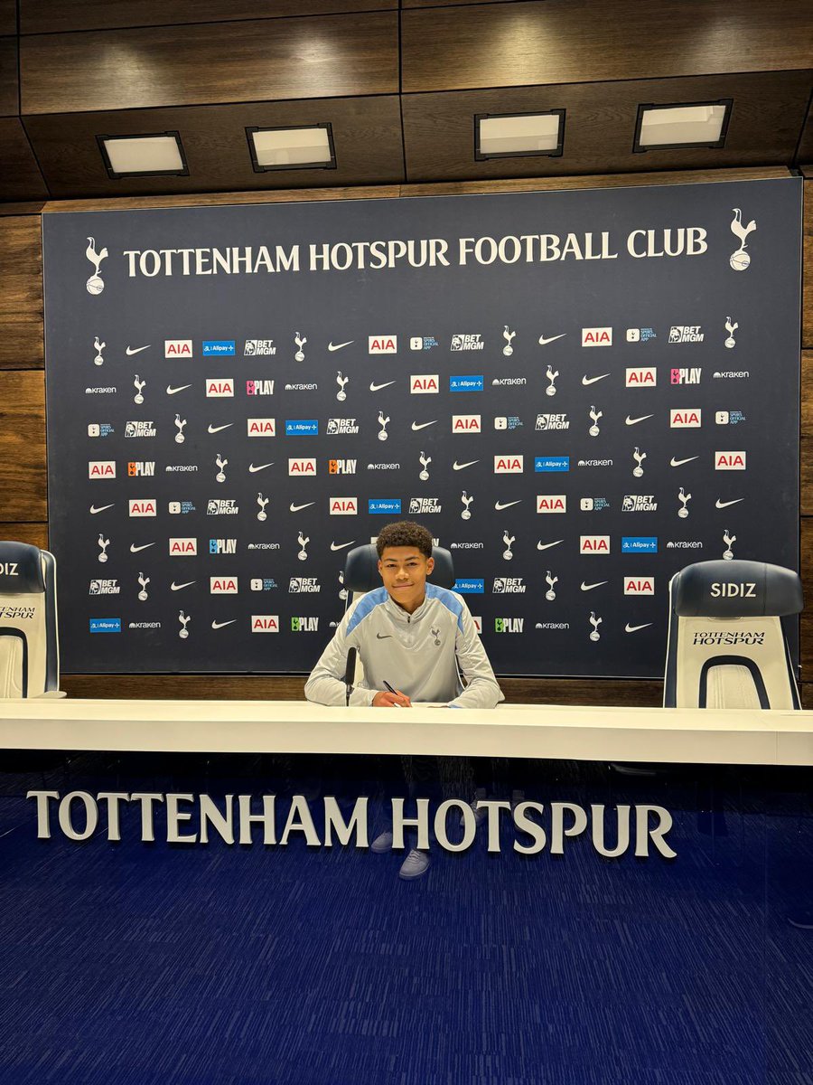 OffiahPhoenix's tweet image. 2025 … happy to have signed 🙌✍️✍️