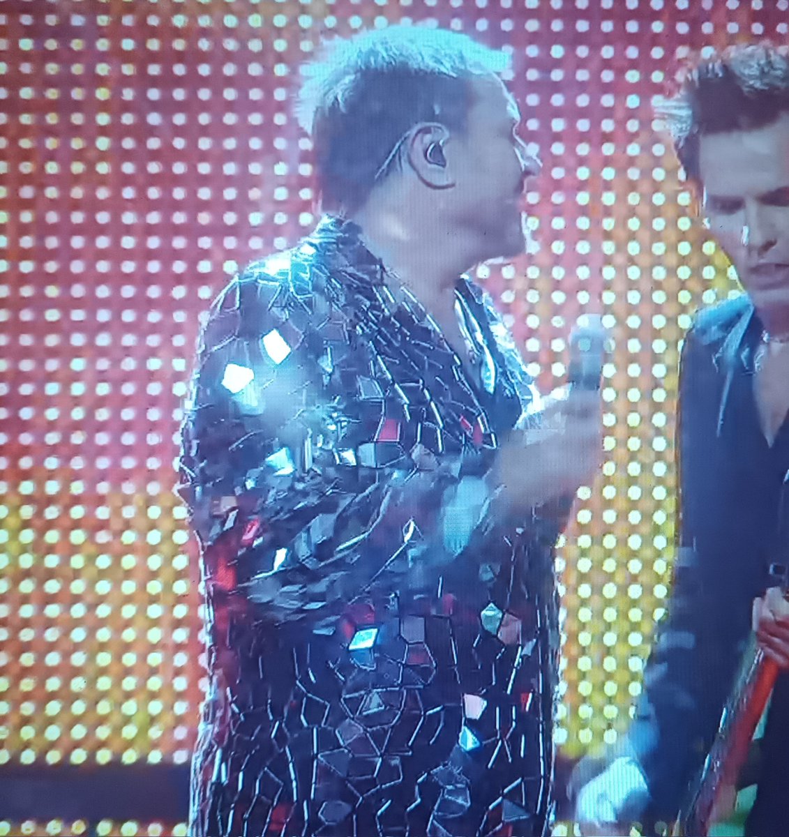 Prima dell'acuto di Ermal Meta gli specchi erano interi

#Sanremo2025