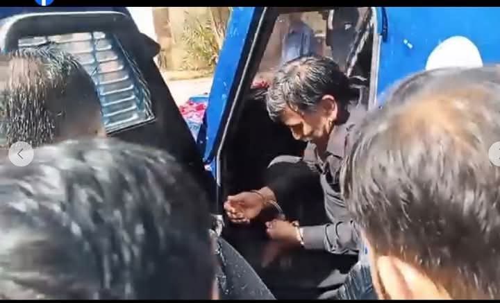 nadeem_nusrat's tweet photo. ہے اہل دل کے لیے اب یہ نظمِ بست و کشاد 
کہ سنگ و خشت مقید ہیں اور سگ آزاد

سینکڑوں شہریوں کو بے رحمی سے کچل کر قتل کرنے والے سندھ حکومت و پولیس کے مہمان اور اس ظلم پر آواز اٹھانے والے قید۔ 
#Release_Afaq https://t.co/lZCmb90GB4