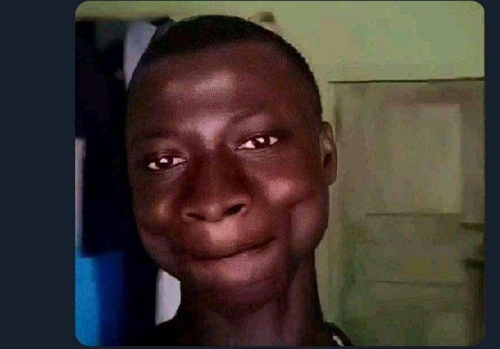 SirGomalaka's tweet photo. Zaleni wala uu dress weni uu red utaa,omvula Kai hole iinima iitiligane,oto shelulwa po🤣 https://t.co/9kYdFxooAa