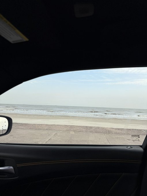 2 pic. Galveston ? https://t.co/H6qOBGXAoW