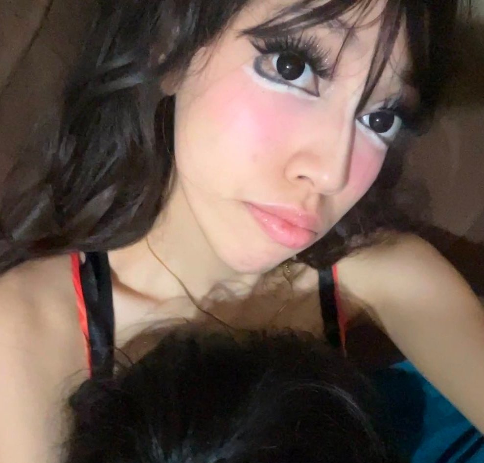 ilvsalex's tweet image. entiendan que el gyaru no le queda a todo el mundo, comparando, su maquillaje solo parece el de un payaso