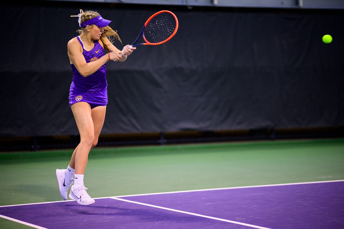 LSUwten's tweet photo. Kenna clinches it 👏

✅ Erickson def. Theis, 6-2, 6-1

LSU 4, Tulane 0 https://t.co/HpczozHz0n
