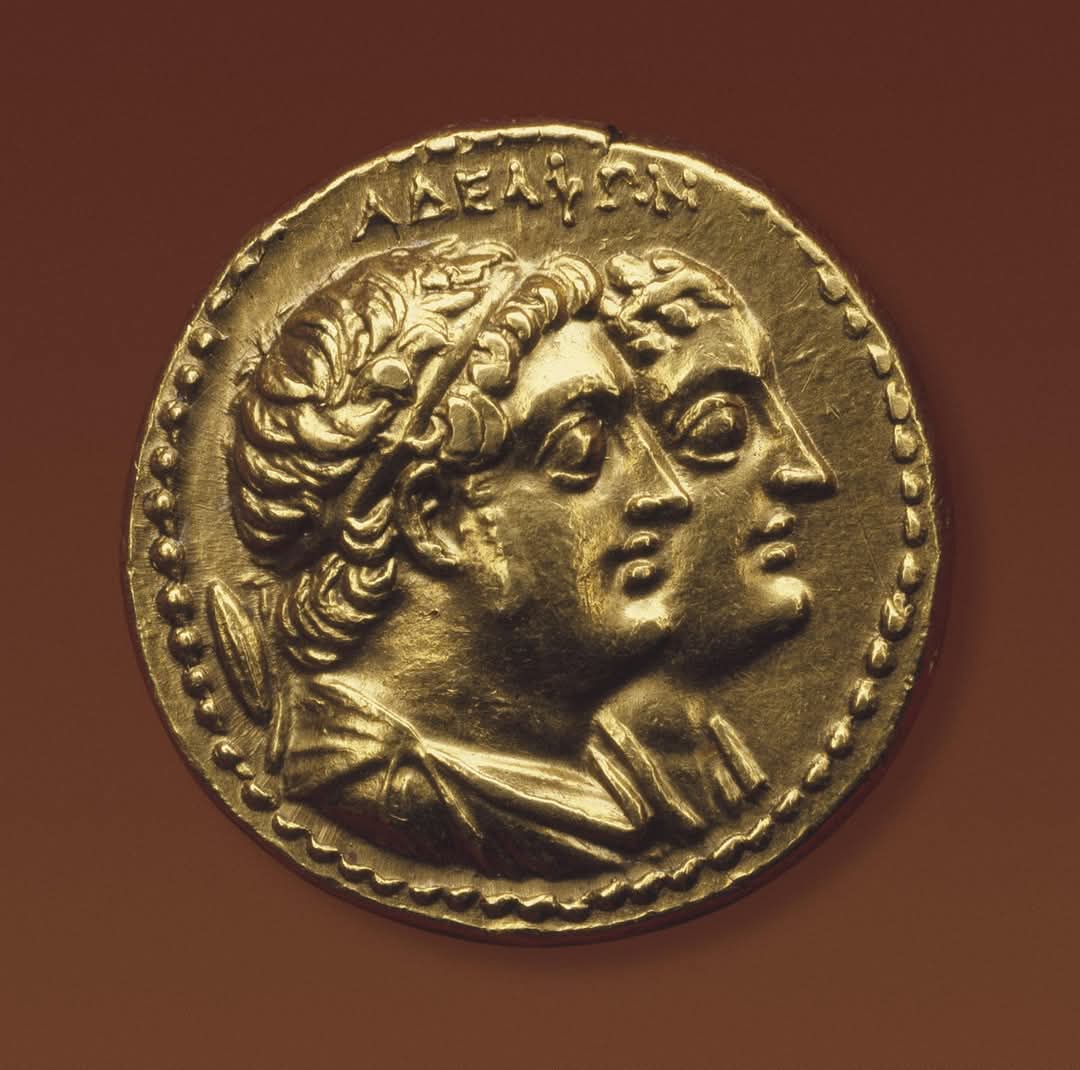 redhistoria's tweet photo. Excepcional octodracma de oro.
Casa de la moneda: Antiguo Egipto, Ptolomeo II (285-246 a.C.)
Fecha: 285-246 a.C.

Esta enorme moneda de oro, que pesa aproximadamente entre 27,7 y 8 gramos, se conocía como octadracma (equivalente en valor a 8 dracmas). Bajo el reinado de los Ptolomeos, las casas de la moneda de ciudades como Alejandría y Ptolemaida produjeron denominaciones cada vez mayores en oro, plata y bronce. Esta moneda se acuñó en Alejandría, Egipto, entre el 260 y el 40 a. C. En su anverso, lleva las cabezas con diadema de Ptolomeo II y Arsinoe II con la leyenda "Adelfón" (que literalmente significa "hermanos" en griego). En el reverso, están representados Ptolomeo I y Berenice I.

Museo Británico, Londres.