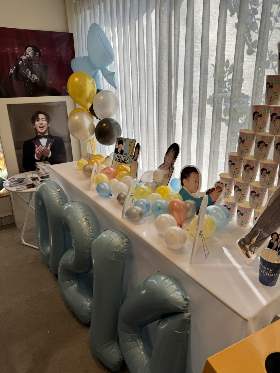 250214 🎂 현우 생카
📍리드미 
멀리서부터 현우가 보여서 한번에 찾을 수 있었어요🥹
현우로 가득 채워진 곳><
사진들 하나하나 너무 예쁘고 특전도 가득해서 시간 가는 줄 모르겠어요〰️
생카 열어주셔서 감사해요🫶🏻

#유난히_푸른날_현우생일을축하해
#볼라레_현우
#노현우 #리베란테 #ROHHYUNWOO