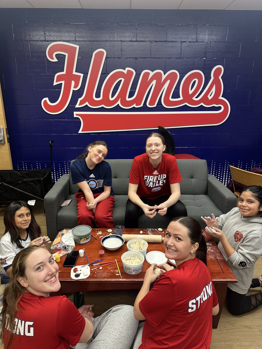 UIC_Volleyball's tweet image. We had a great time making air clay magnets with our @GoTeamIMPACT teammate Ellie earlier today!
#ChicagosCollegeTeam 🏐🔥
