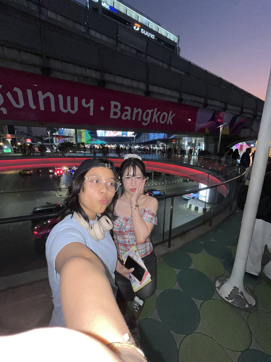 zekkenyonsei's tweet photo. 2 indonesians who meet anywhere but indonesia https://t.co/drOjwiU4PC