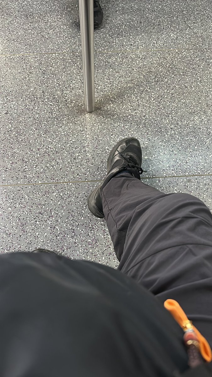 连续穿了三个月了，基本没洗过哈哈
也是脏的没谱了，有主动的鞋刷嘛？